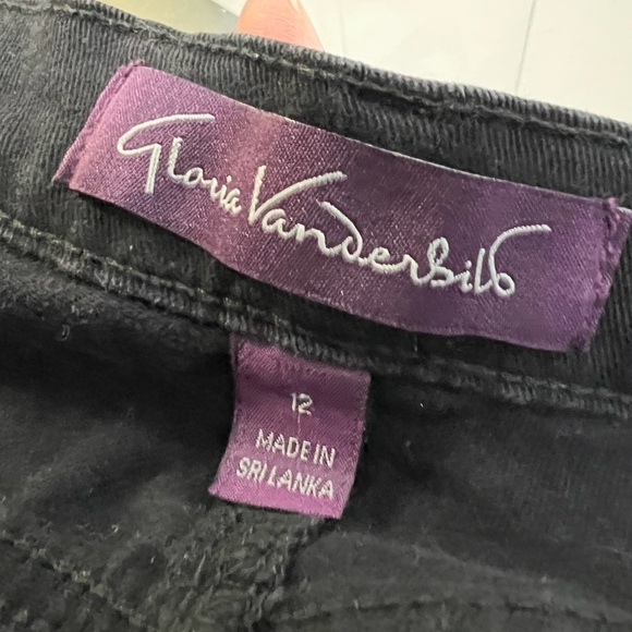 Like New Gloria Vanderbilt Black Straight Leg Jeans with Pockets - Picture 3 of 3